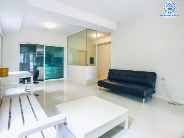 *****ทาวน์เฮ้าส์มือสองย่านกรุงเทพฯ ม.อินดี้ ศรีนครินทร์-ร่มเกล้า หลังมุม! จัดสรรคได้ทุกความสุข บนเนื้อที่มากสุดถึงเกือบ 35 ตร.ว. ฟังก์ชัน 3 ห้องนอน 3 ห้องน้ำ 2 ที่จอดรถ เป็นส่วนตัว วิวเปิดโล่ง บนทำเลใกล้สนามบินสุวรรณภูมิ, รถไฟฟ้าสายแอร์พอร์ตเรลลิงก์ "สถานีลาดกระบัง" และทางด่วน "มอเตอร์เวย์"